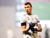 [ẢNH] Chuyển nhượng bóng đá quốc tế ngày 6-8: Man City bán Sane với mức giá kỷ lục