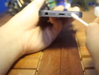 [ẢNH] Vệ sinh điện thoại đúng cách chống lây nhiễm virus Covid-19