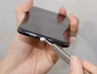 [ẢNH] Vệ sinh điện thoại đúng cách chống lây nhiễm virus Covid-19