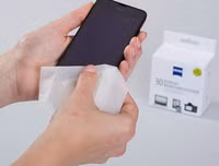 [ẢNH] Vệ sinh điện thoại đúng cách chống lây nhiễm virus Covid-19