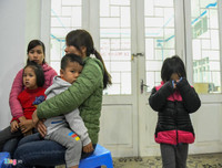 [Ảnh] Vất vả xếp hàng trong đêm mưa rét để xét nghiệm sán lợn cho con