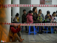 [Ảnh] Vất vả xếp hàng trong đêm mưa rét để xét nghiệm sán lợn cho con