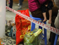 [Ảnh] Vất vả xếp hàng trong đêm mưa rét để xét nghiệm sán lợn cho con