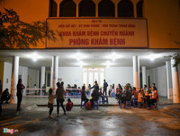 [Ảnh] Vất vả xếp hàng trong đêm mưa rét để xét nghiệm sán lợn cho con