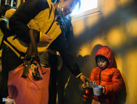 [Ảnh] Vất vả xếp hàng trong đêm mưa rét để xét nghiệm sán lợn cho con