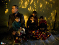 [Ảnh] Vất vả xếp hàng trong đêm mưa rét để xét nghiệm sán lợn cho con