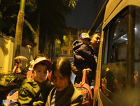 [Ảnh] Vất vả xếp hàng trong đêm mưa rét để xét nghiệm sán lợn cho con