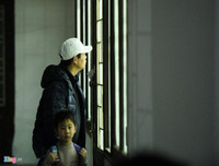 [Ảnh] Vất vả xếp hàng trong đêm mưa rét để xét nghiệm sán lợn cho con