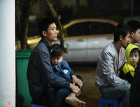 [Ảnh] Vất vả xếp hàng trong đêm mưa rét để xét nghiệm sán lợn cho con