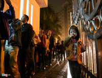 [Ảnh] Vất vả xếp hàng trong đêm mưa rét để xét nghiệm sán lợn cho con