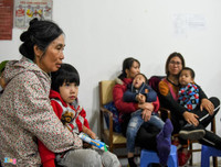 [Ảnh] Vất vả xếp hàng trong đêm mưa rét để xét nghiệm sán lợn cho con