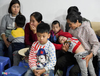 [Ảnh] Vất vả xếp hàng trong đêm mưa rét để xét nghiệm sán lợn cho con