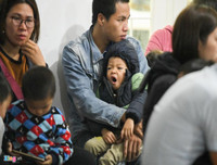 [Ảnh] Vất vả xếp hàng trong đêm mưa rét để xét nghiệm sán lợn cho con