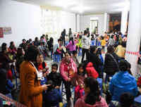 [Ảnh] Vất vả xếp hàng trong đêm mưa rét để xét nghiệm sán lợn cho con