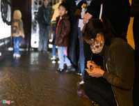 [Ảnh] Vất vả xếp hàng trong đêm mưa rét để xét nghiệm sán lợn cho con