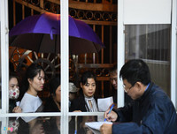 [Ảnh] Vất vả xếp hàng trong đêm mưa rét để xét nghiệm sán lợn cho con