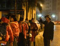 [Ảnh] Vất vả xếp hàng trong đêm mưa rét để xét nghiệm sán lợn cho con