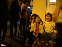 [Ảnh] Vất vả xếp hàng trong đêm mưa rét để xét nghiệm sán lợn cho con