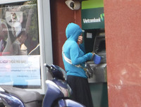 [Ảnh] Người dân Hà Nội chật vật di chuyển, mưu sinh trong cái nắng 40 độ C