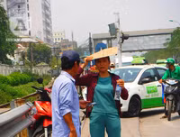 [Ảnh] Đa dạng cách chống nắng của người Hà Nội trong ngày đầu nóng cao điểm