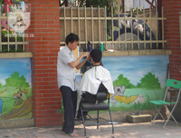 [Ảnh] Đa dạng cách chống nắng của người Hà Nội trong ngày đầu nóng cao điểm