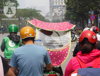 [Ảnh] Người dân Hà Nội chật vật di chuyển, mưu sinh trong cái nắng 40 độ C