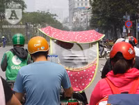 [Ảnh] Người dân Hà Nội chật vật di chuyển, mưu sinh trong cái nắng 40 độ C