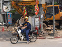 [Ảnh] Đa dạng cách chống nắng của người Hà Nội trong ngày đầu nóng cao điểm