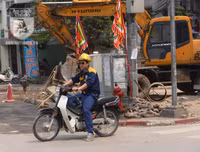 [Ảnh] Đa dạng cách chống nắng của người Hà Nội trong ngày đầu nóng cao điểm