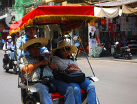 [Ảnh] Người dân Hà Nội chật vật di chuyển, mưu sinh trong cái nắng 40 độ C