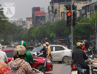 [Ảnh] Người dân Hà Nội chật vật di chuyển, mưu sinh trong cái nắng 40 độ C