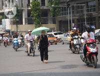 [Ảnh] Người dân Hà Nội chật vật di chuyển, mưu sinh trong cái nắng 40 độ C