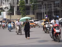 [Ảnh] Người dân Hà Nội chật vật di chuyển, mưu sinh trong cái nắng 40 độ C