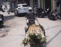 [Ảnh] Đa dạng cách chống nắng của người Hà Nội trong ngày đầu nóng cao điểm