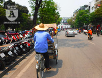 [Ảnh] Đa dạng cách chống nắng của người Hà Nội trong ngày đầu nóng cao điểm