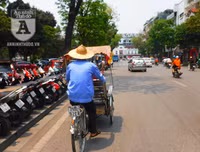 [Ảnh] Đa dạng cách chống nắng của người Hà Nội trong ngày đầu nóng cao điểm