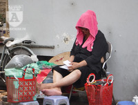 [Ảnh] Người dân Hà Nội chật vật di chuyển, mưu sinh trong cái nắng 40 độ C