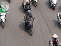 [Ảnh] Đa dạng cách chống nắng của người Hà Nội trong ngày đầu nóng cao điểm