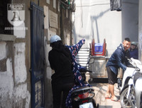 [Ảnh] Người dân Hà Nội chật vật di chuyển, mưu sinh trong cái nắng 40 độ C