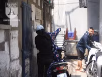 [Ảnh] Người dân Hà Nội chật vật di chuyển, mưu sinh trong cái nắng 40 độ C