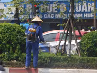 [Ảnh] Người dân Hà Nội chật vật di chuyển, mưu sinh trong cái nắng 40 độ C