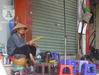 [Ảnh] Người dân Hà Nội chật vật di chuyển, mưu sinh trong cái nắng 40 độ C