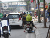 [Ảnh] Người dân Hà Nội chật vật di chuyển, mưu sinh trong cái nắng 40 độ C