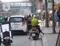 [Ảnh] Người dân Hà Nội chật vật di chuyển, mưu sinh trong cái nắng 40 độ C