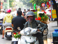 [Ảnh] Đa dạng cách chống nắng của người Hà Nội trong ngày đầu nóng cao điểm