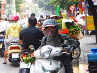 [Ảnh] Đa dạng cách chống nắng của người Hà Nội trong ngày đầu nóng cao điểm