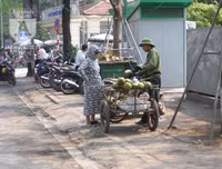 [Ảnh] Đa dạng cách chống nắng của người Hà Nội trong ngày đầu nóng cao điểm