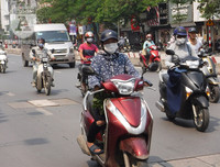 [Ảnh] Người dân Hà Nội chật vật di chuyển, mưu sinh trong cái nắng 40 độ C