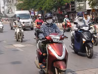 [Ảnh] Người dân Hà Nội chật vật di chuyển, mưu sinh trong cái nắng 40 độ C