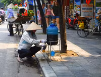 [Ảnh] Đa dạng cách chống nắng của người Hà Nội trong ngày đầu nóng cao điểm